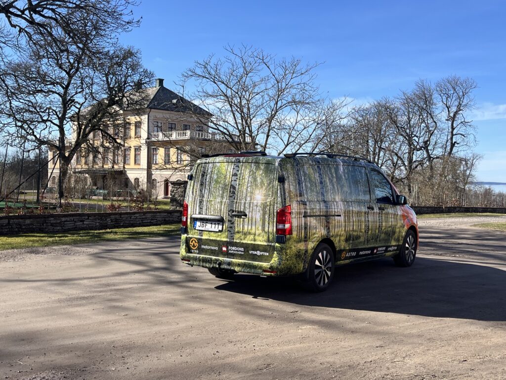 En stripad skåpbil anpassad för jakt.