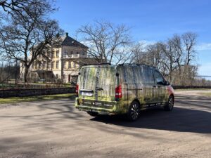 En stripad skåpbil anpassad för jakt.